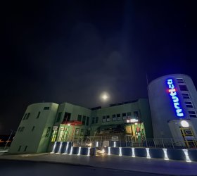 na plakacie wejście główne do pływalni