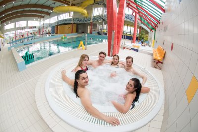 na zdjęciu osoby kąpiące się w jacuzzi solankowym