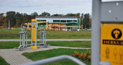 na zdjęciu urządzenia do ćwiczeń w plenerze