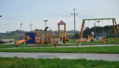 na zdjęciu zewnętrzny plac zabaw za basenem