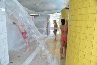 na zdjęciu osoby w działającym tunelu wodnym