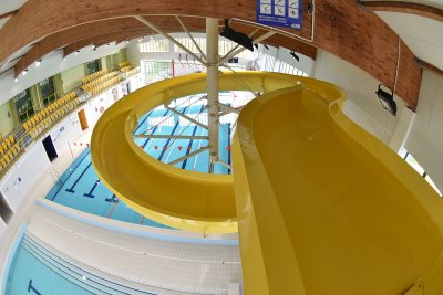 na zdjęciu widok na basen ze zjeżdżalni