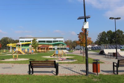 na zdjęciu: fontanna ogrodowa na placu zabaw